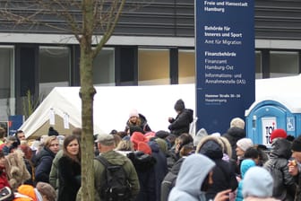 Geflüchtete aus der Ukraine warten vor dem Hamburger Amt für Migration (Archivbild): Im Gegensatz zu anderen Geflüchteten können Menschen aus der Ukraine in Deutschland einfacher in Arbeit kommen.
