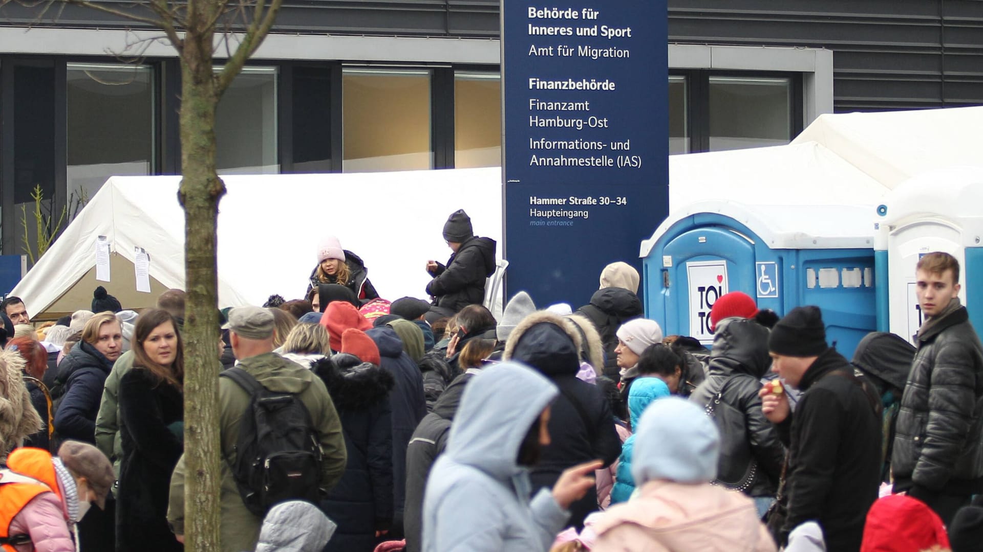 Geflüchtete aus der Ukraine warten vor dem Hamburger Amt für Migration (Archivbild): Im Gegensatz zu anderen Geflüchteten können Menschen aus der Ukraine in Deutschland einfacher in Arbeit kommen.