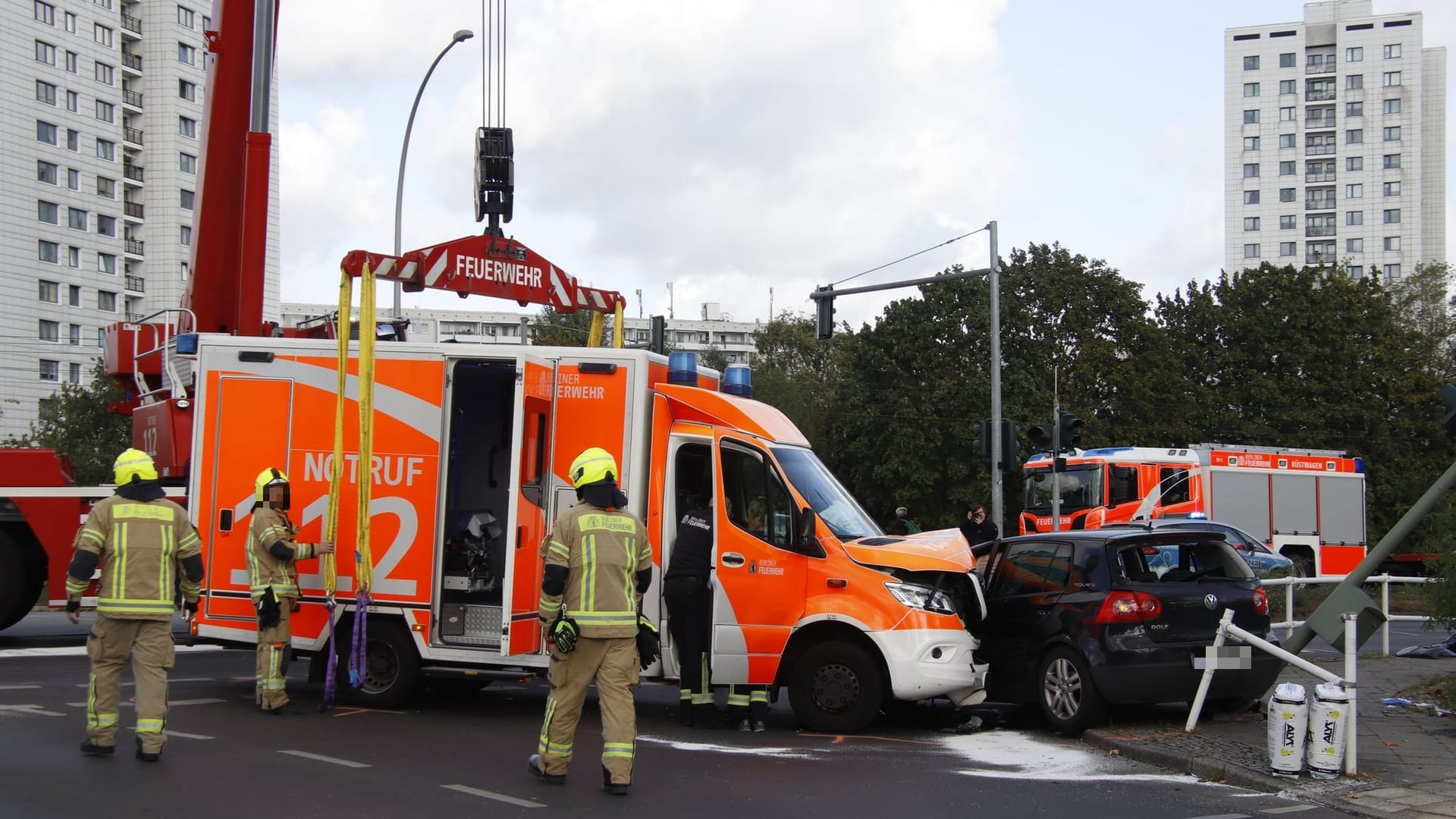 Berlin-Marzahn: Bei einer Einsatzfahrt ist in Berlin-Marzahn ein Rettungswagen der Feuerwehr mit zwei Autos zusammengestoßen. Berlin-Marzahn: Bei einer Einsatzfahrt ist in Berlin-Marzahn ein Rettungswagen der Feuerwehr mit zwei Autos zusammengestoßen.