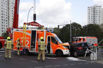 Berlin-Marzahn: Bei einer Einsatzfahrt ist in Berlin-Marzahn ein Rettungswagen der Feuerwehr mit zwei Autos zusammengestoßen.