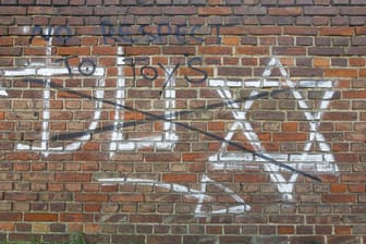 Judenfeindliche Schmierei an einer Hauswand (Symbolbild): In Berlin registriert die Polizei immer mehr Fälle.
