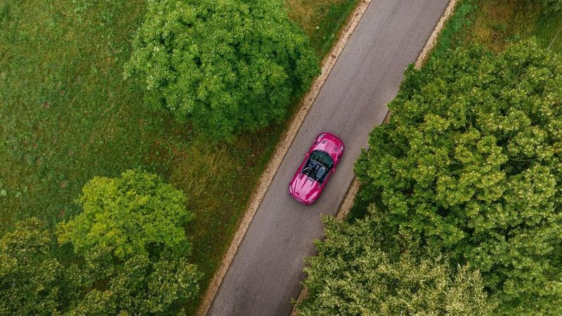 Mag er, ganz klar: Kurvige Landstraßen sind seit jeher das angestammte Habitat leichter und potenter Sportwagen.