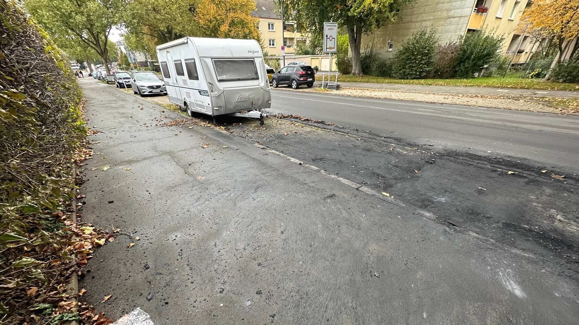 Wohnwagen im Dortmunder Kreuzviertel: An der Kuithanstraße sind die Brandspuren am Mittwoch noch sichtbar.