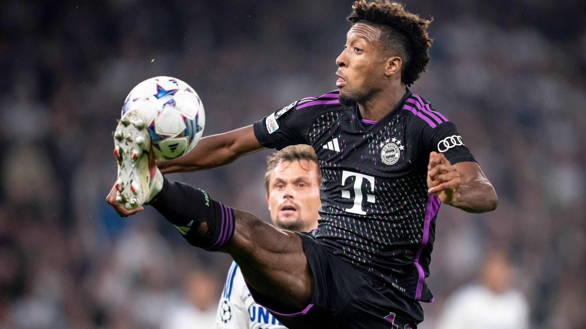 Kingsley Coman vom FC Bayern am Ball.