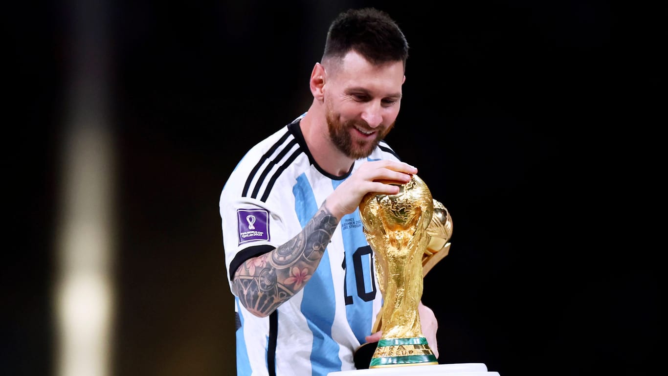 Am Ziel: Lionel Messi mit dem WM-Pokal nach dem Finale in Katar.