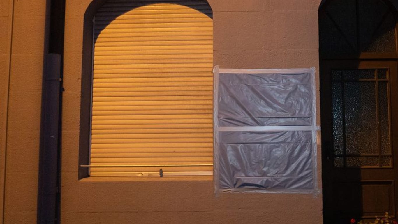 Ein Bereich neben der Tür eines israelischen Restaurants in Nürnberg ist am Abend abgeklebt.