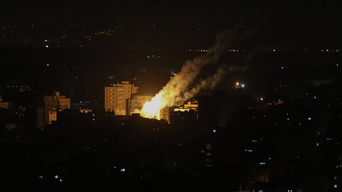 Raketen aus dem Gazastreifen (Archivbild): Nach einer Explosion in einem Krankenhaus in Gaza Stadt wirft ein Video auf der Plattform X fragen auf.