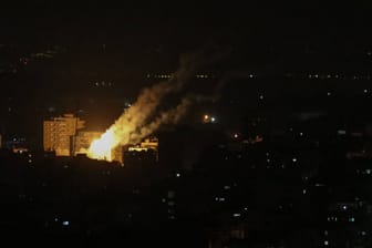 Raketen aus dem Gazastreifen (Archivbild): Nach einer Explosion in einem Krankenhaus in Gaza Stadt wirft ein Video auf der Plattform X fragen auf.