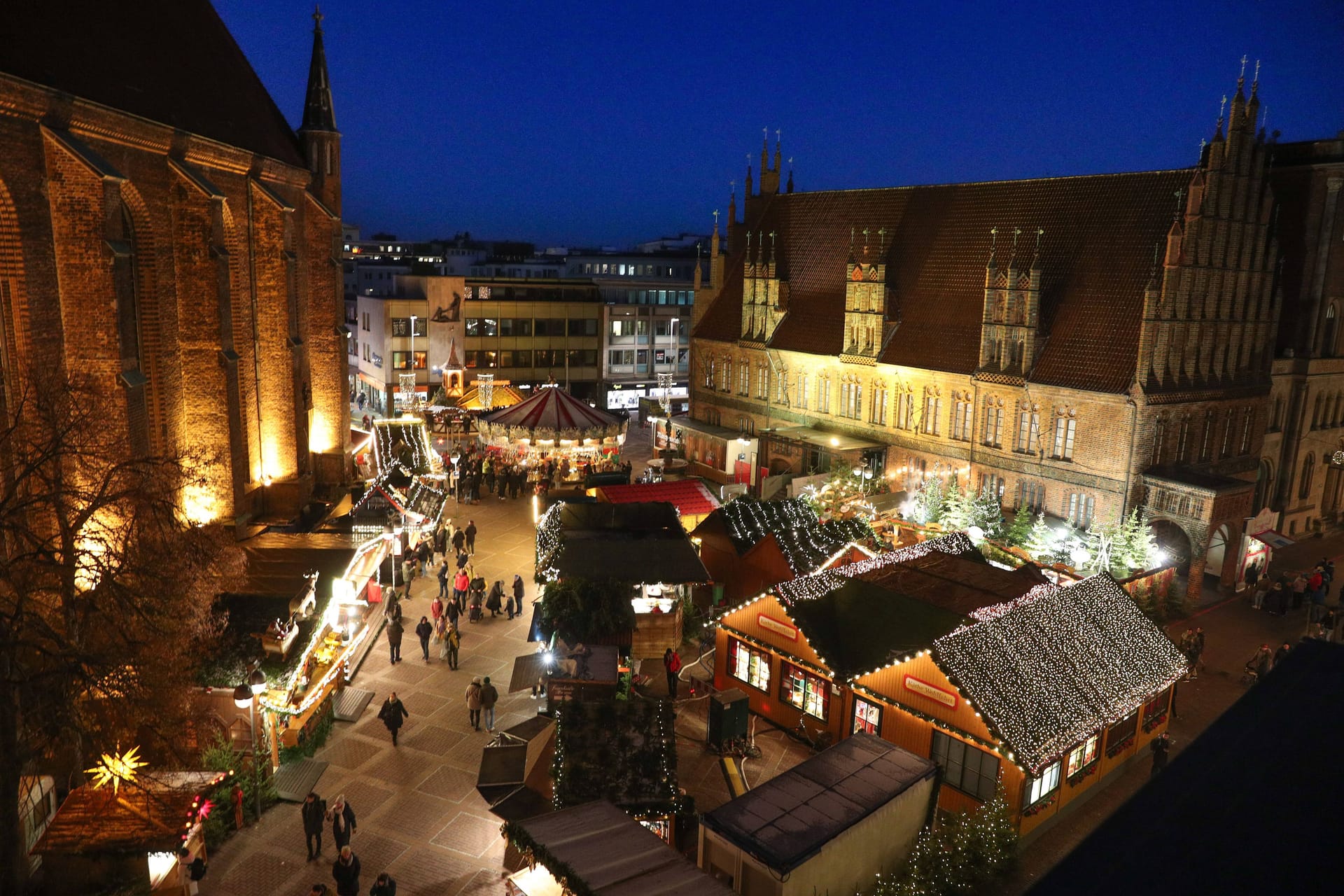 Der Weihnachtsmarkt an der Marktkirche (Archivbild): Auch in diesem Jahr lassen mehrere Orte in Hannovers Innenstadt Weihnachtsstimmung aufkommen.