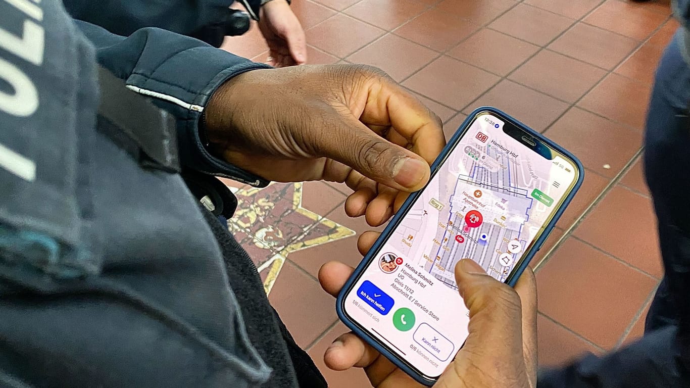 Ein Alarm wird auf dem Handy eines Polizisten angezeigt: Die App "SafeNow" wird jetzt am Hamburger Hauptbahnhof getestet.