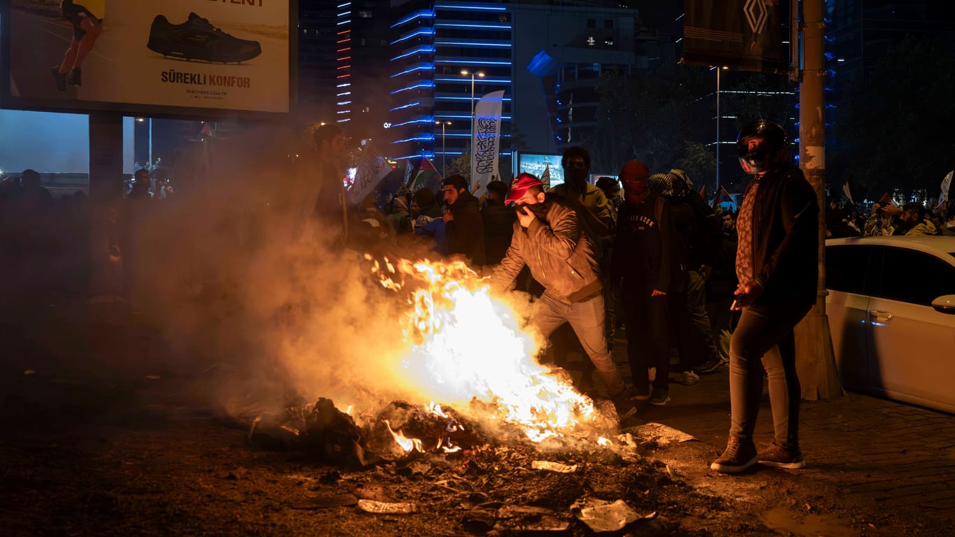Feuer vor dem israelischen Konsulat in Istanbul: Die Polizei setzte Wasserwerfer und Tränengas gegen ein, um die Ausschreitungen zu unterbinden.