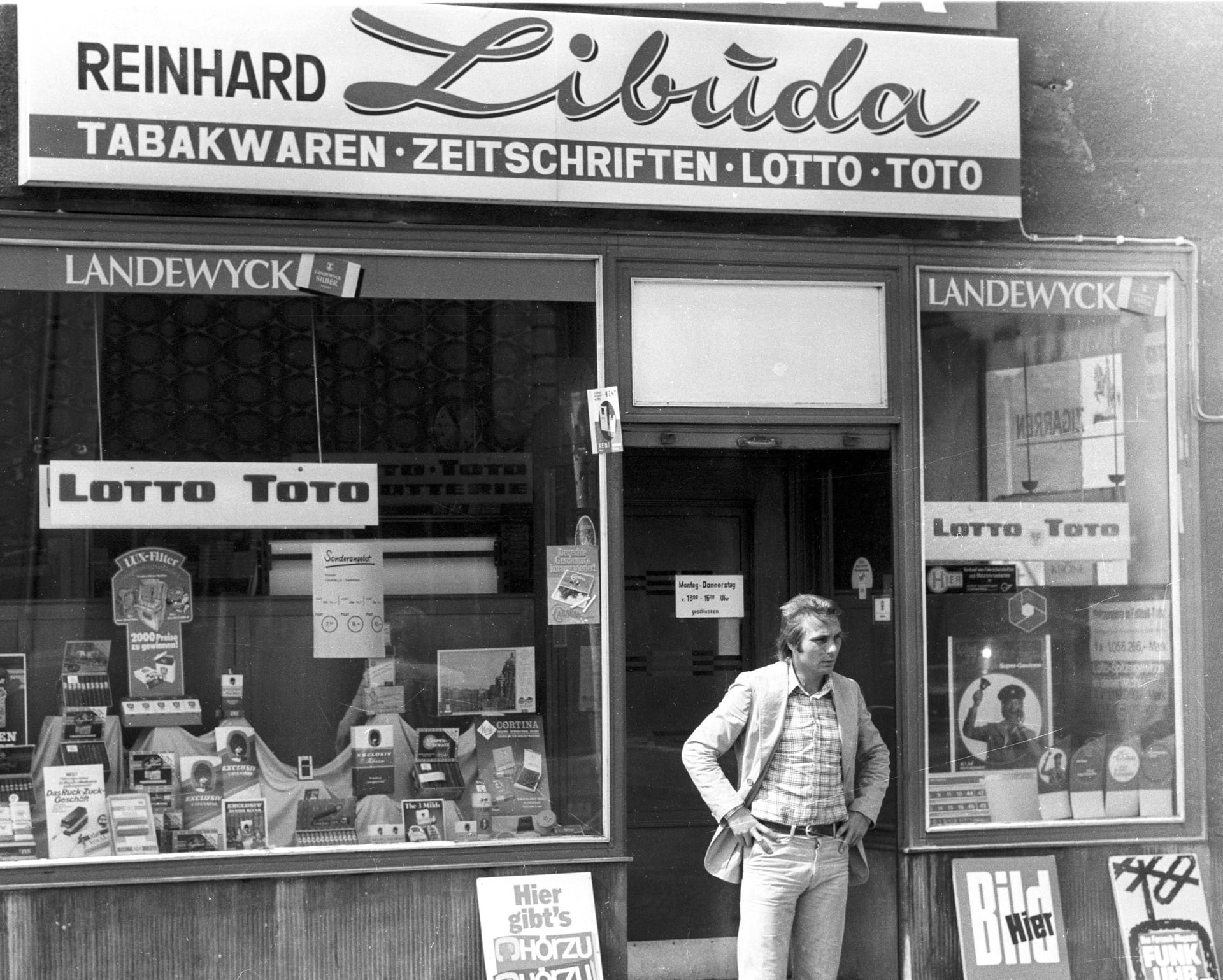 Reinhard "Stan" Libuda vor seinem Toto-Lotto Geschäft 1975 (Archivbild): Die Ruhrpott-Legende hatte private Probleme.