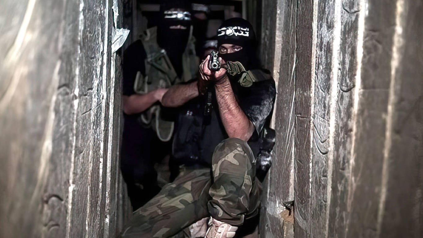 Kämpfer der radikalislamischen Al-Qassam-Brigaden in einem Tunnel der Hamas unter dem Gazastreifen (Archivbild).