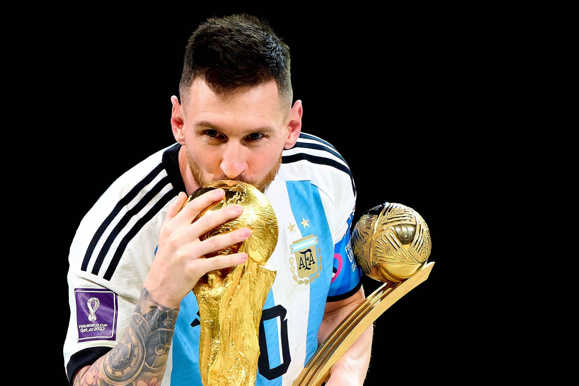 Lionel Messi mit dem WM-Pokal in Katar: 2034 wird das Turnier wohl erneut in der Wüste stattfinden.