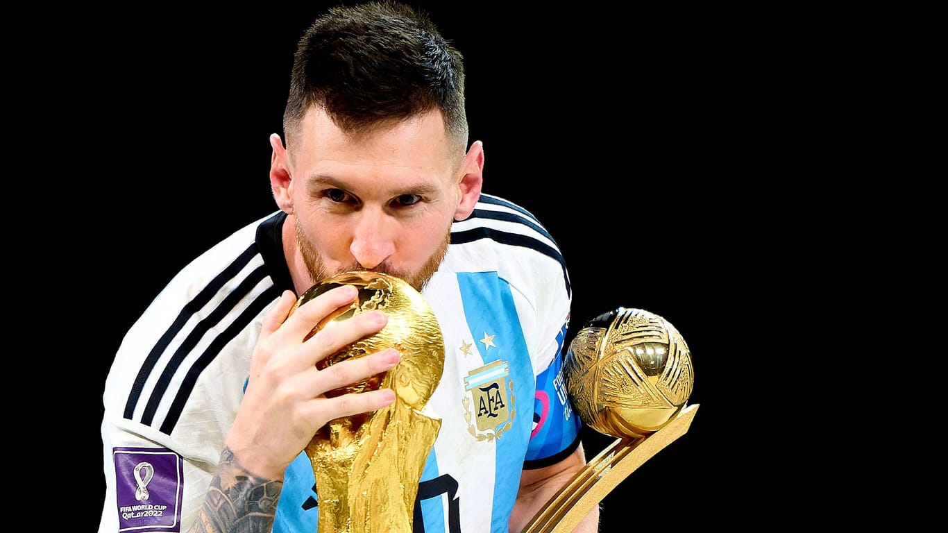 Lionel Messi mit dem WM-Pokal in Katar: 2034 wird das Turnier wohl erneut in der Wüste stattfinden.