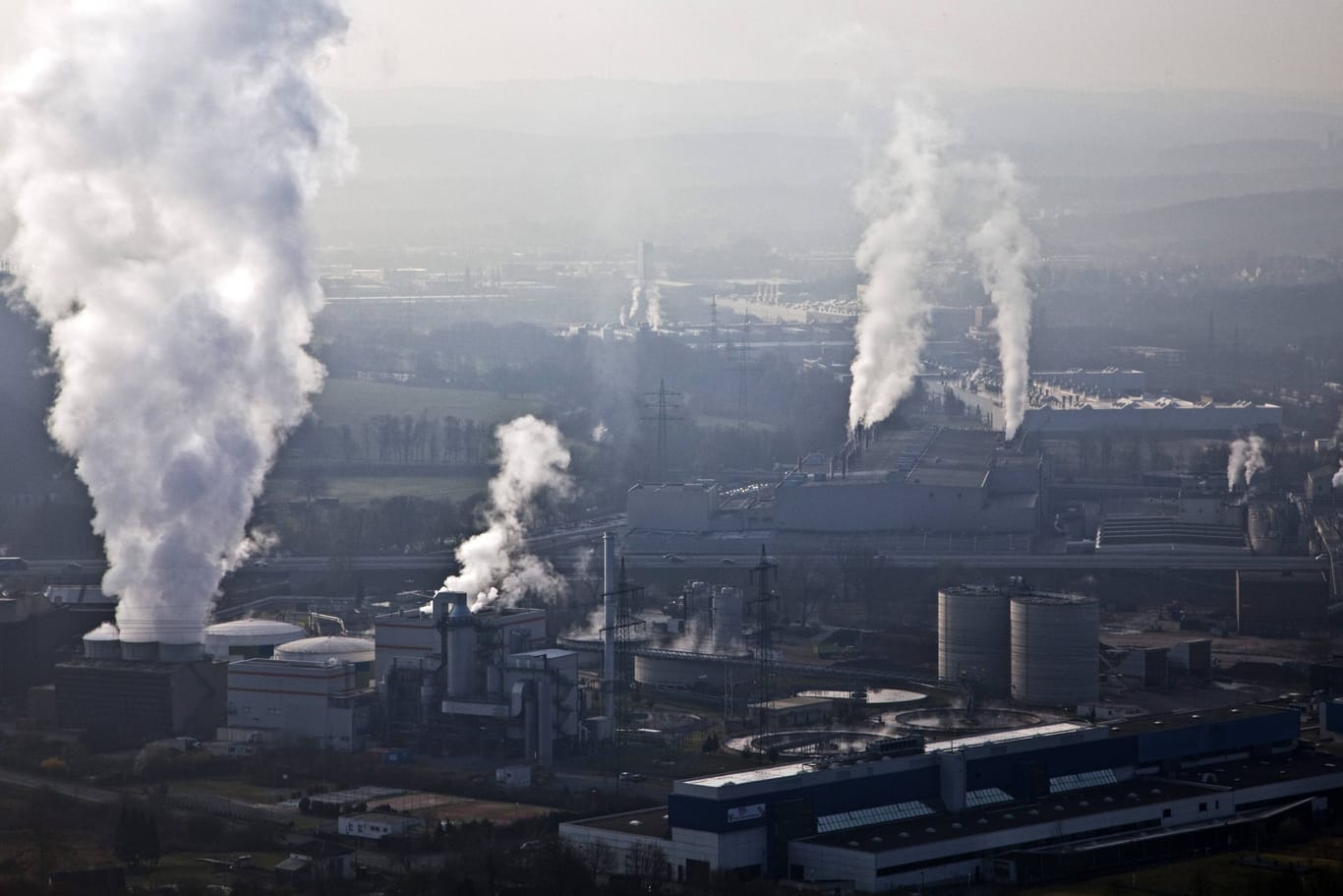 Eine Industrieanlage in Hagen (Nordrhein-Westfalen): Die Industrieproduktion hat im Mai im Vergleich zum Vormonat um fast drei Prozent eingebrochen.