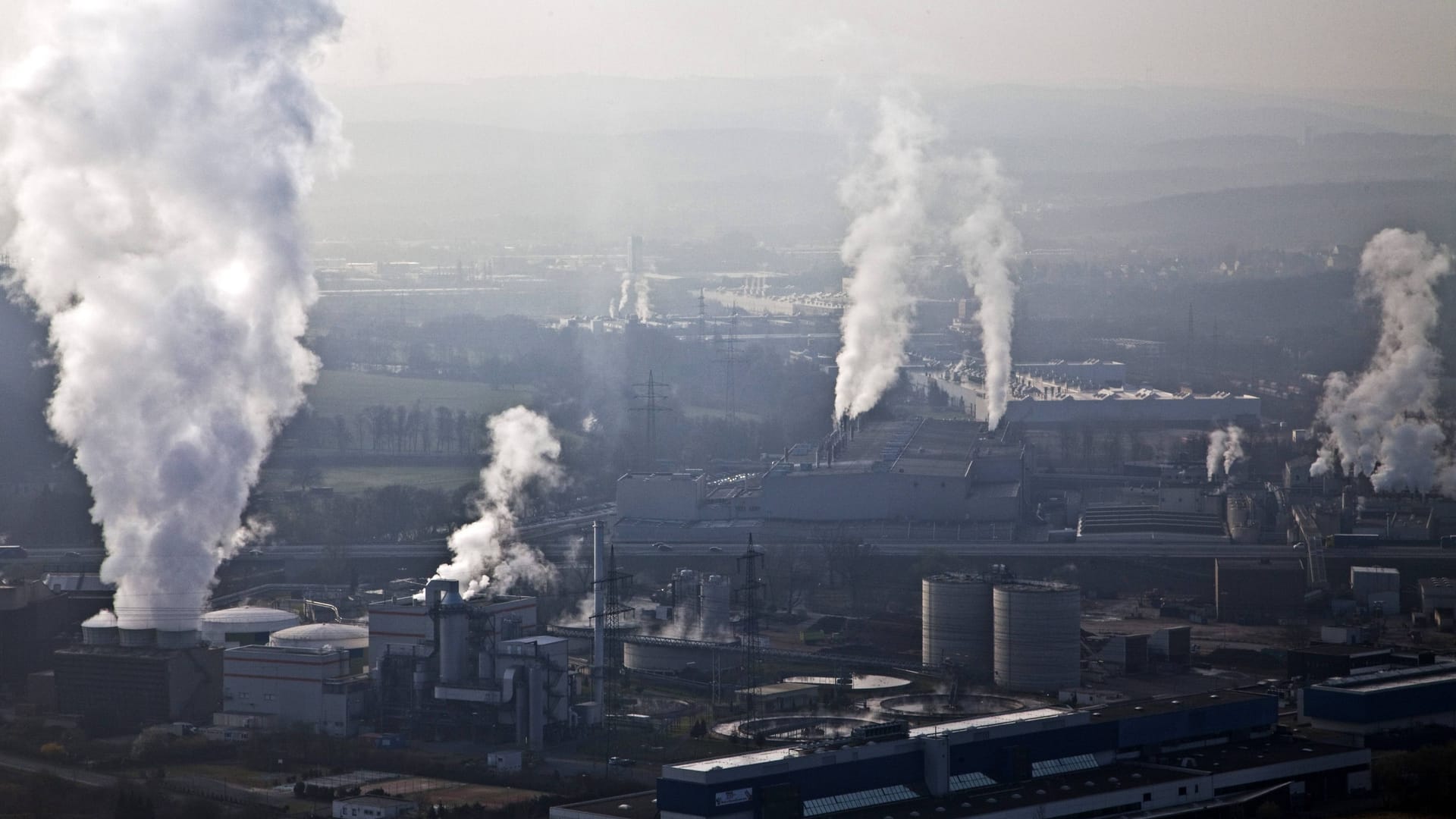 Eine Industrieanlage in Hagen (Nordrhein-Westfalen): Die Industrieproduktion ist im Mai im Vergleich zum Vormonat um fast drei Prozent eingebrochen.