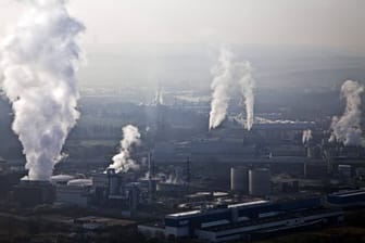 Ausblick auf eine Industrieanlage in Hagen (Symbolbild): Das ehemals pulsierende Ruhrgebiet ist bekannt für hohe Treibhausgasemissionen.