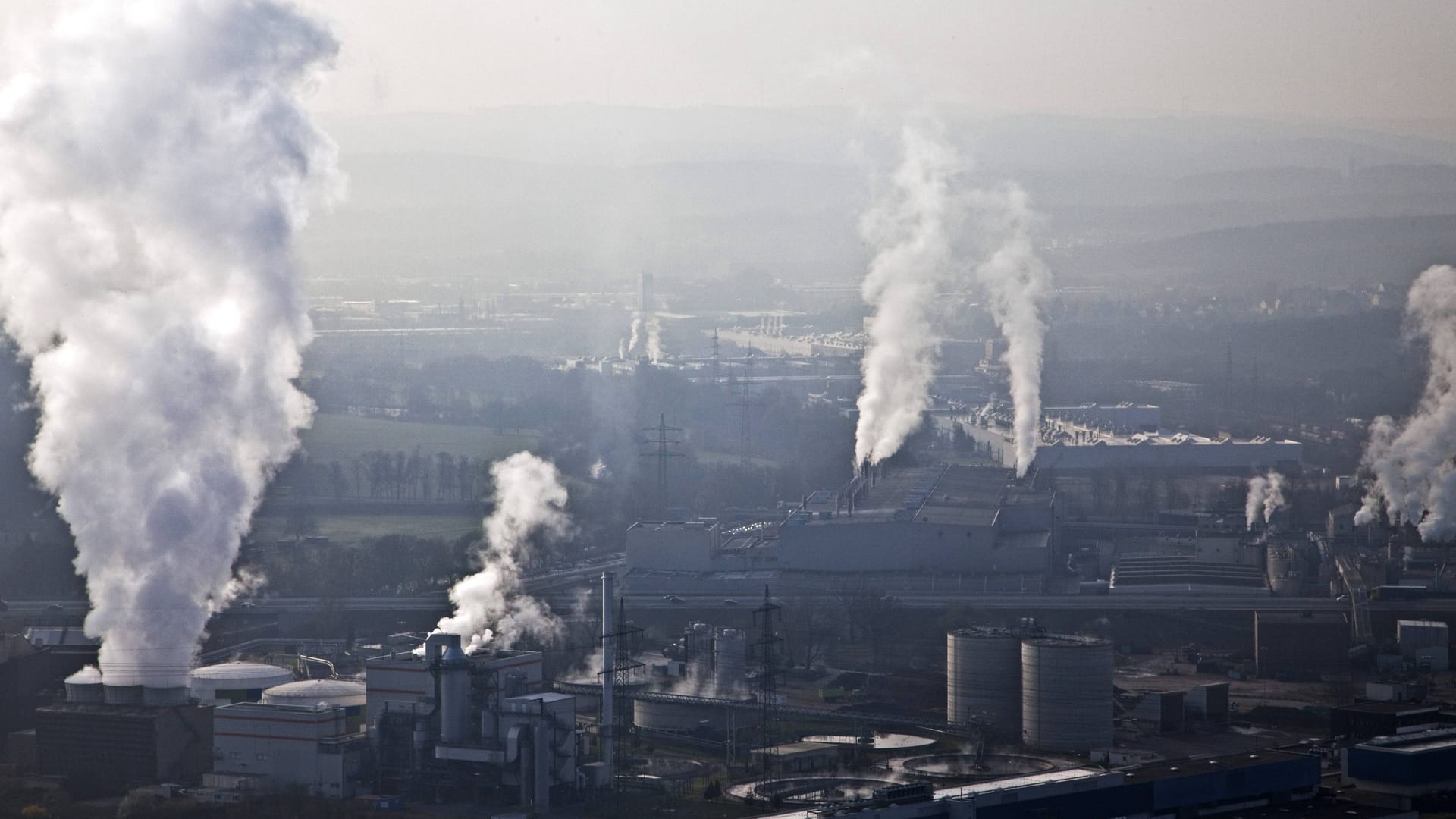 Ausblick auf eine Industrieanlage in Hagen (Symbolbild): Das ehemals pulsierende Ruhrgebiet ist bekannt für hohe Treibhausgasemissionen.