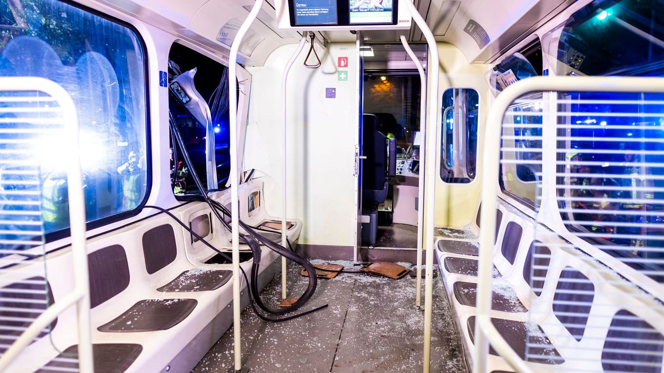 Schäden im Innenraum einer der beiden Straßenbahnen. 22 Menschen wurden verletzt.