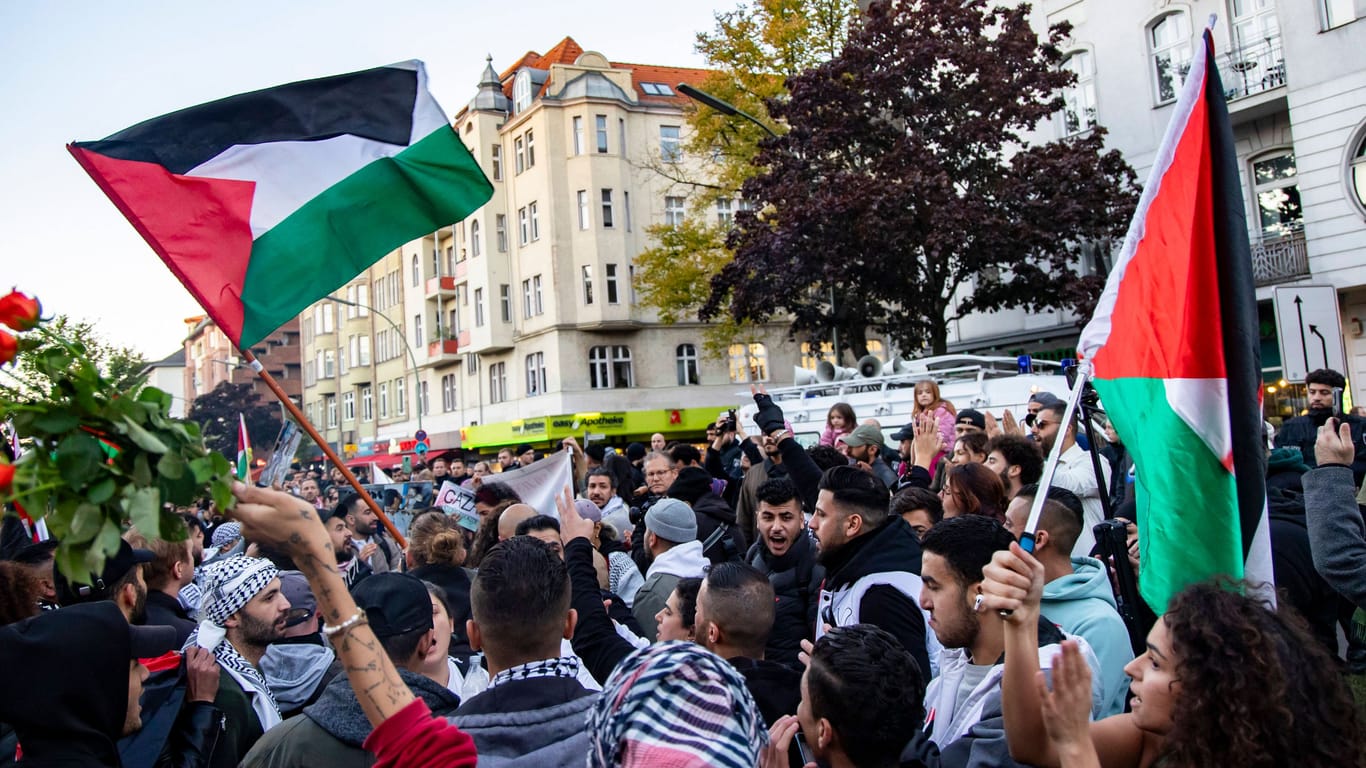 Eine Pro-Palästina-Versammlung in Berlin (Archivbild): Berlins Polizeipräsidentin will auf weitere Ausschreitungen vorbereitet sein.