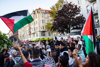 Eine Pro-Palästina-Versammlung in Berlin (Archivbild): Berlins Polizeipräsidentin will auf weitere Ausschreitungen vorbereitet sein.