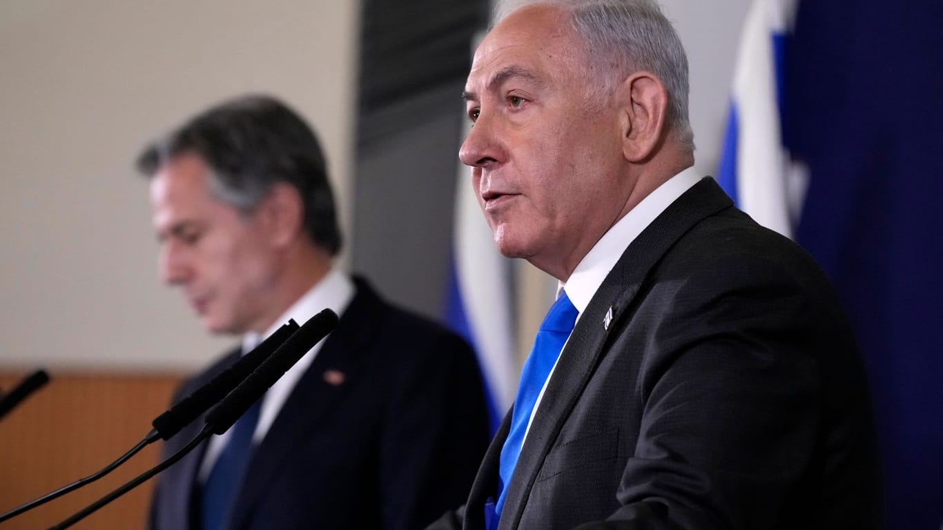 Benjamin Netanjahu und US-Außenminister Antony Blinken bei einer Pressekonferenz. Beide bestätigten, Fotos von angeblich von der Hamas getöteten Babys gesehen zu haben.