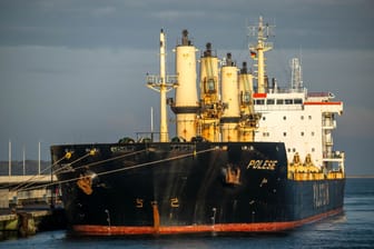 Das Frachtschiff "Polesie" im Hafen von Cuxhaven: Es war mit der "Verity" vor Helgoland kollidiert.