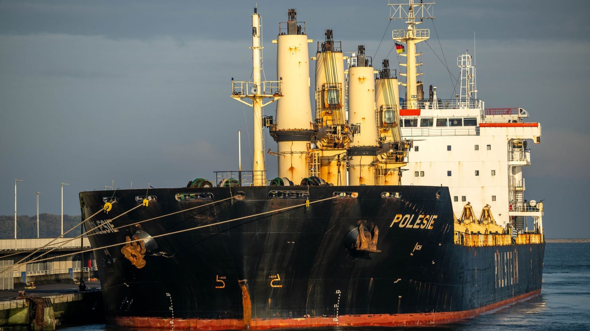 Das Frachtschiff "Polesie" im Hafen von Cuxhaven: Es war mit der "Verity" vor Helgoland kollidiert.