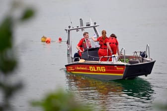 DLRG-Boot im Einsatz (Symbolbild): Die Polizei geht von einem Unglück aus.