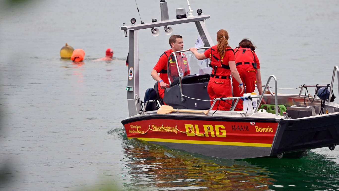 DLRG-Boot im Einsatz (Symbolbild): Die Polizei geht von einem Unglück aus.