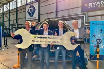 Ryanair und der Airport Nürnberg eröffnen den neuen Wartungsstandort: Neben Vertreten der Billigfluggesellschaft ist auch Flughafengeschäftsführer Dr. Michael Hupe (links) anwesend.