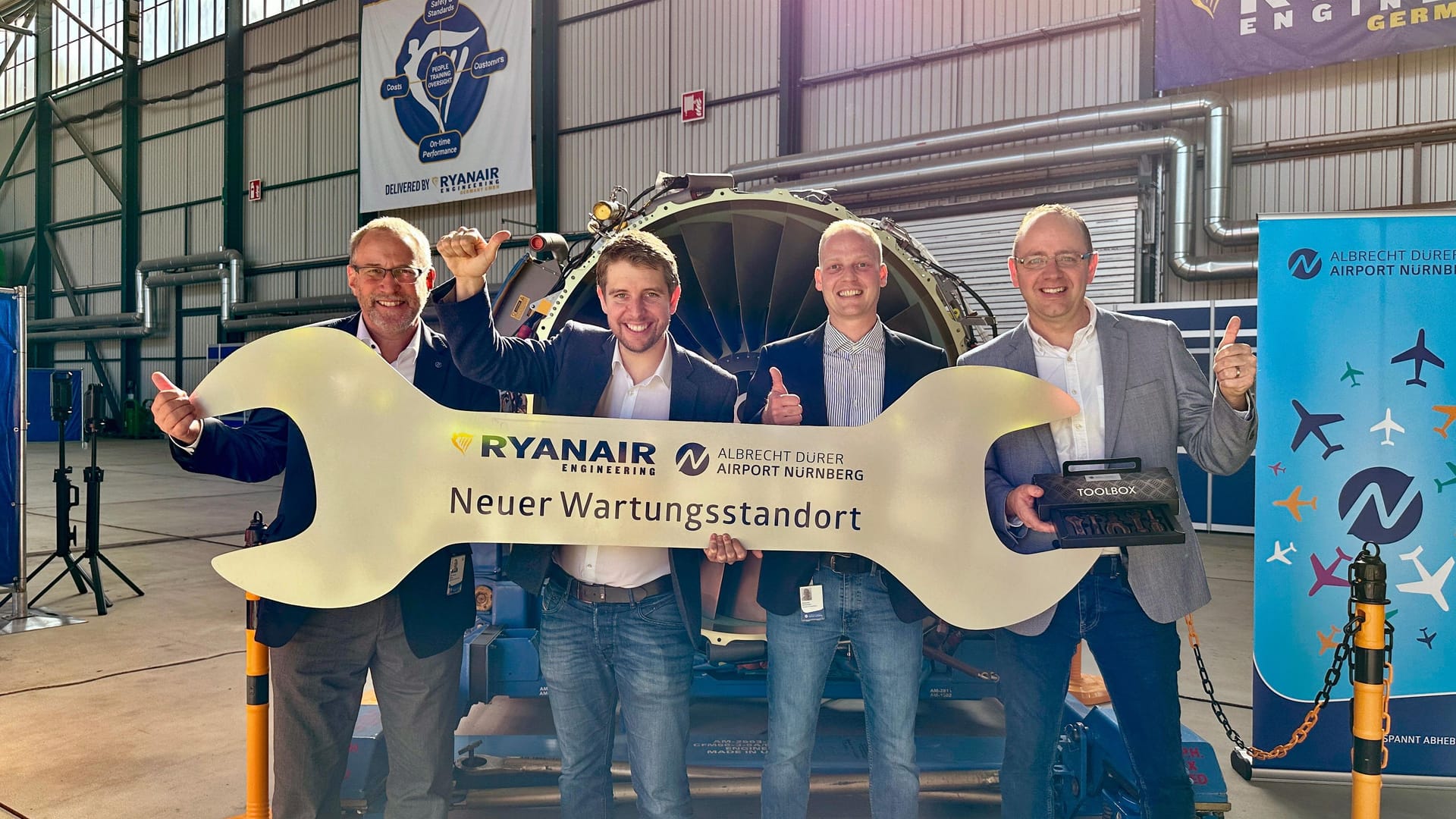 Ryanair und der Airport Nürnberg eröffnen den neuen Wartungsstandort: Neben Vertreten der Billigfluggesellschaft ist auch Flughafengeschäftsführer Dr. Michael Hupe (links) anwesend. Ryanair und der Airport Nürnberg eröffnen den neuen Wartungsstandort: Neben Vertreten der Billigfluggesellschaft ist auch Flughafengeschäftsführer Dr. Michael Hupe (links) anwesend.