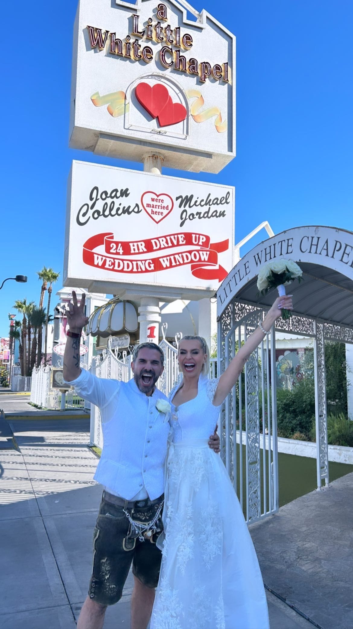 Marc Terenzi und Verena Kerth posieren vor einer Hochzeitskapelle