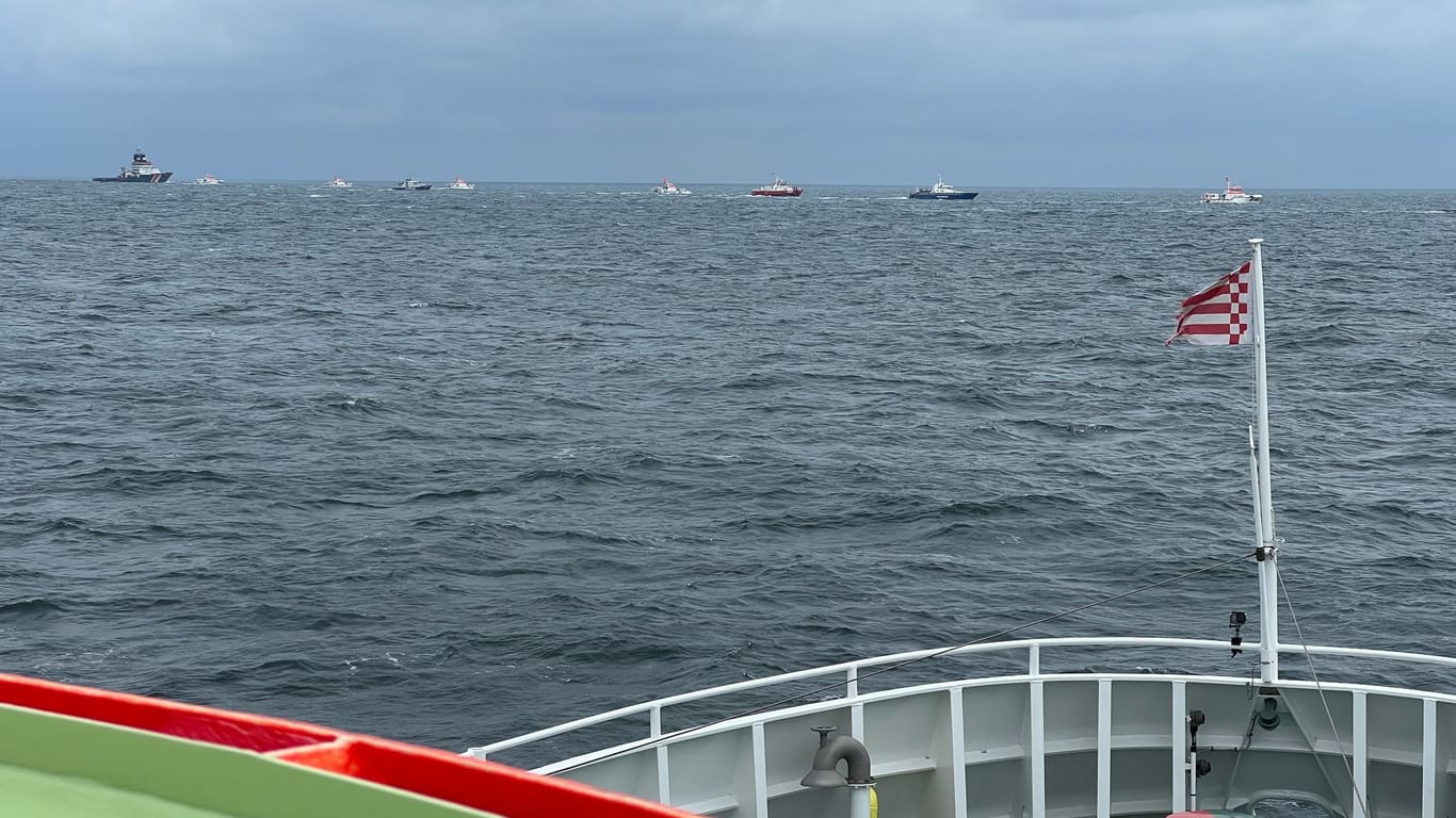 Suche nach den vermissten Seeleuten des Frachters "Verity": Vor Ort sind zahlreiche Seenotrettungskreuzer der Deutschen Gesellschaft zur Rettung Schiffbrüchiger (DGzRS) sowie Behördenschiffe.