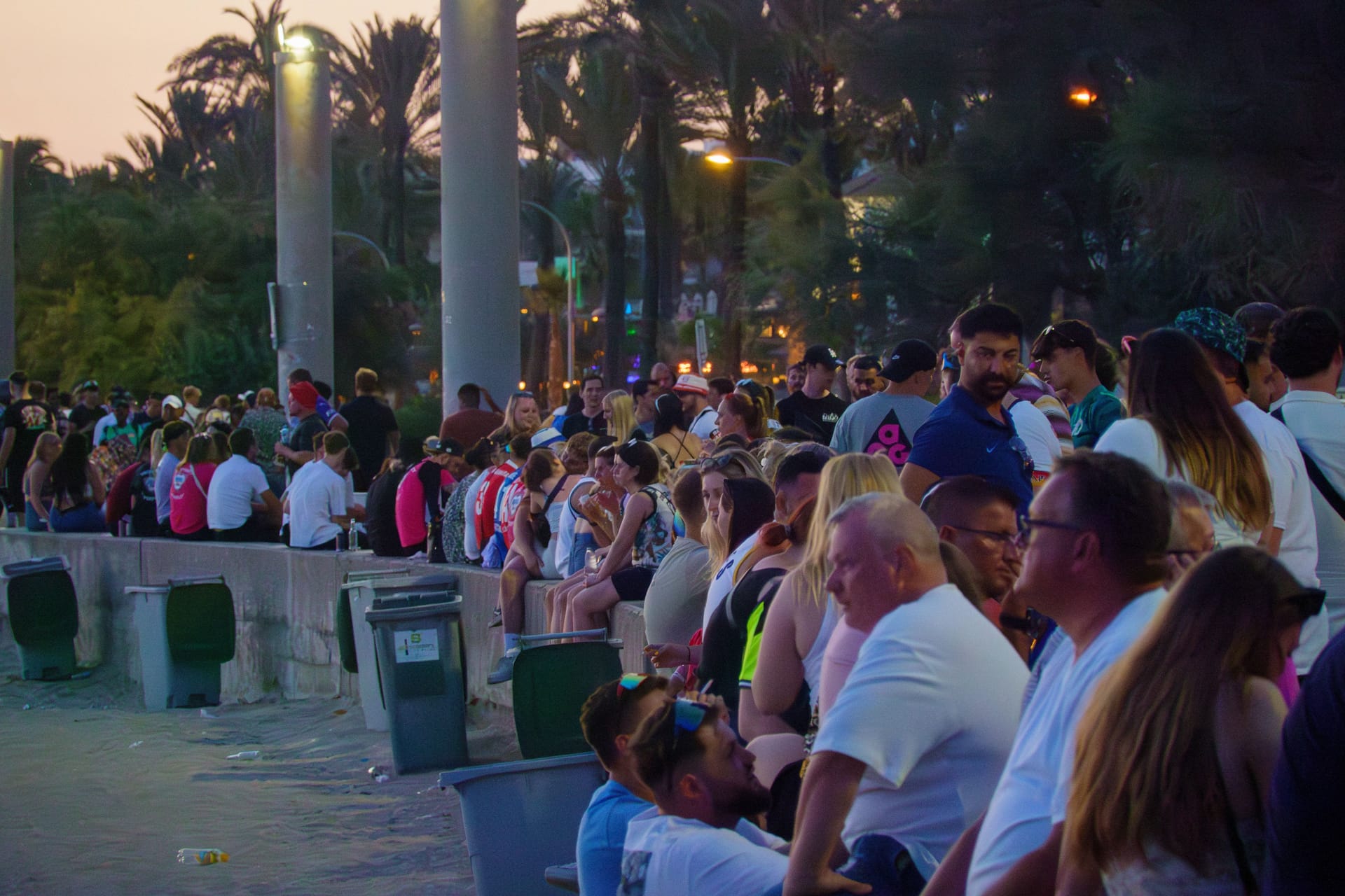 Touristen an der Playa de Palma (Archivbild): Ein 39-Jähriger hat hier einen Mann erstochen.