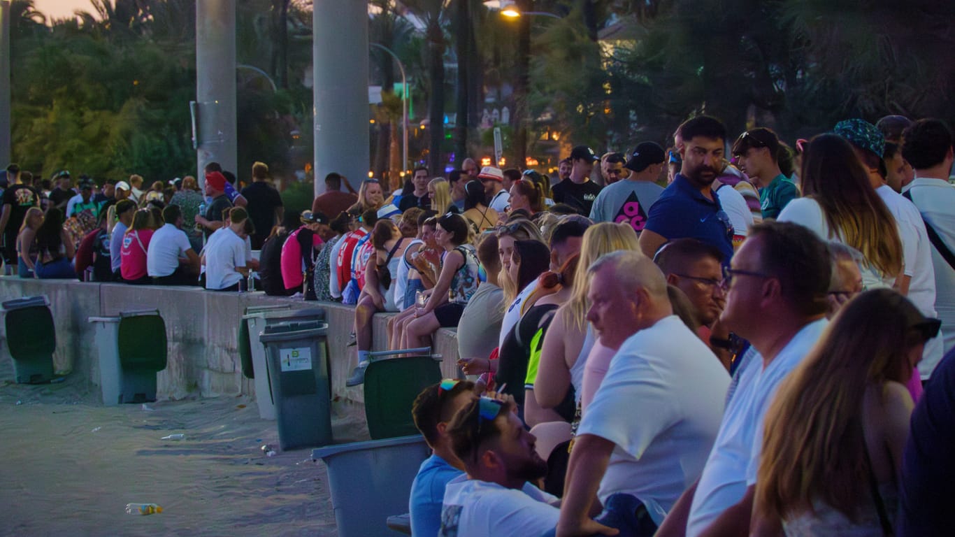 Touristen an der Playa de Palma (Archivbild): Ein 39-Jähriger hat hier einen Mann erstochen.