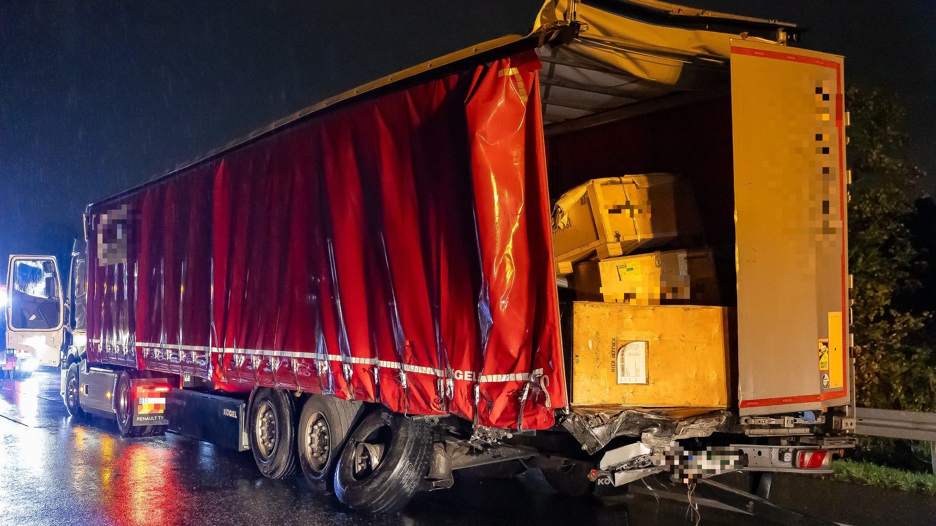 Lkw auf der B49a: Die Bergung der Mehrtonner zog sich über Stunden hin.