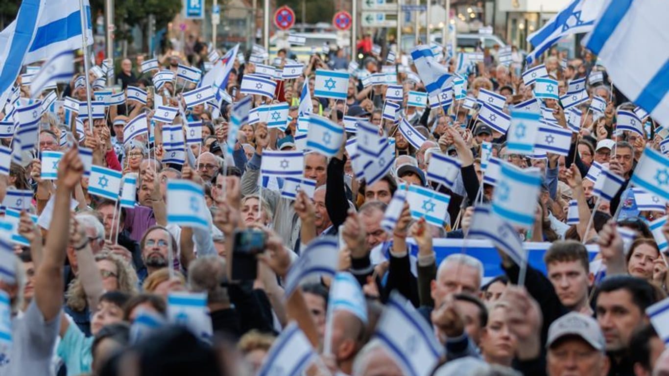 Am Mittwochabend wehten unzählige Israel-Flaggen auf dem Kornmarkt.