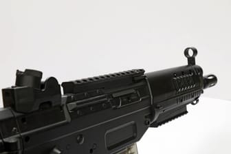 Ein Softair-Maschinengewehr (Symbolbild): Der junge Mann wurde wegen Verstoßes gegen das Waffengesetz angezeigt.