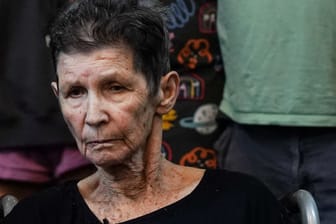 Yocheved Lifshitz (85) spricht nach ihrer Freilassung vor Journalisten: Zuvor war die Israelin 16 Tage in der Gewalt der Hamas.