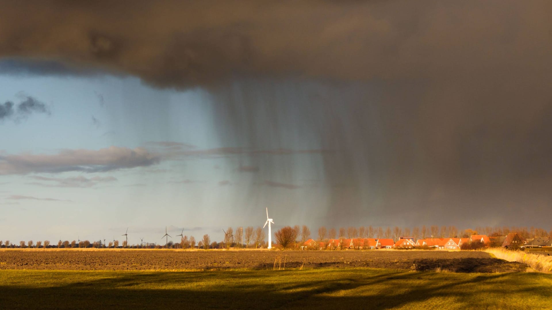 Wolken und Sonne zusammen (Archivbild): Kühl und nass im Norden, warm und sonnig im Süden.