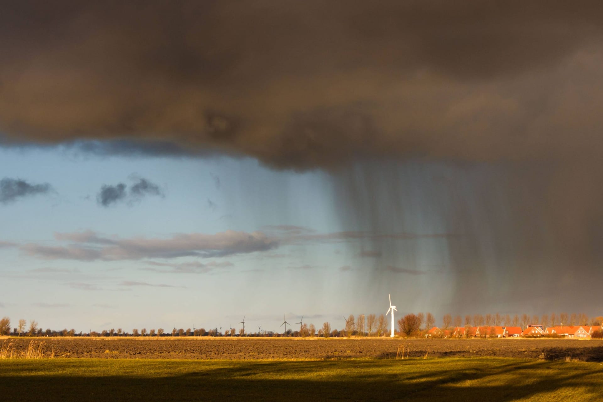 Wolken und Sonne zusammen (Archivbild): Kühl und nass im Norden, warm und sonnig im Süden.