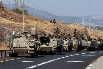 Panzer der israelischen Armee an der Grenze zum Libanon (Archivbild): Die geplante Offensive könnte verschoben werden.