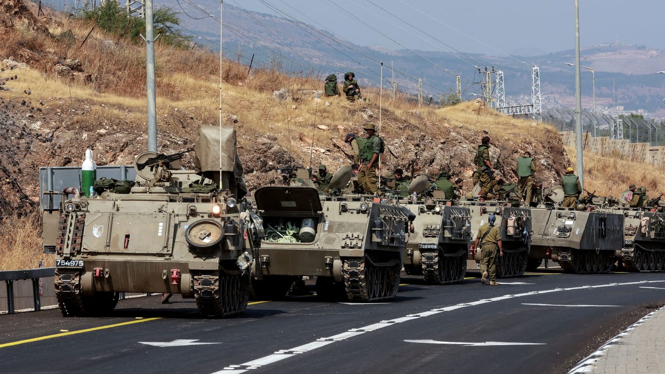 Panzer der israelischen Armee an der Grenze zum Libanon (Archivbild): Die geplante Offensive könnte verschoben werden.