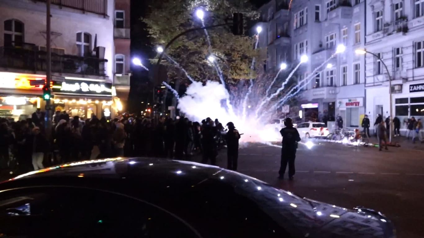 Teilnehmer einer verbotenen Pro-Palästina-Demonstration zünden in Neukölln Pyrotechnik: Ein Polizist musste vorzeitig seinen Dienst beenden.