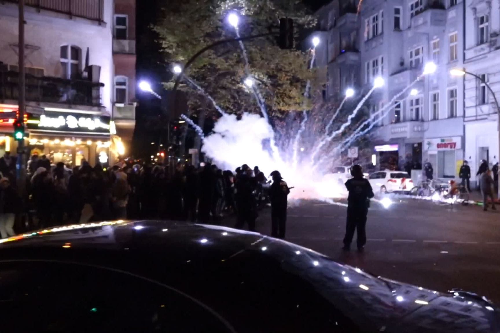 Teilnehmer einer verbotenen Pro-Palästina-Demonstration zünden in Neukölln Pyrotechnik: Ein Polizist musste vorzeitig seinen Dienst beenden.