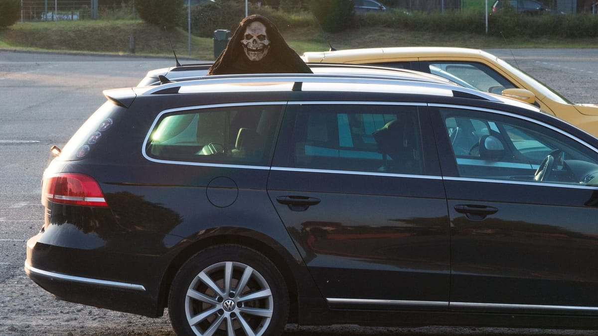 Halloween im Straßenverkehr: Darf ich im Kostüm Auto fahren?