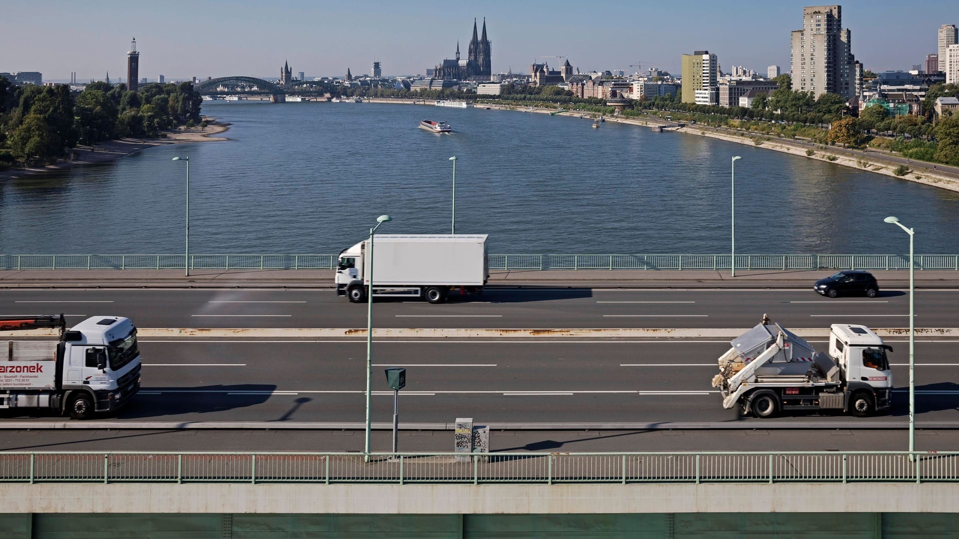 Verkehr auf der Zoobrücke (Archivfoto): Hier kann man fahren, wie schnell man will. Die Blitzer sind seit Jahren kaputt.