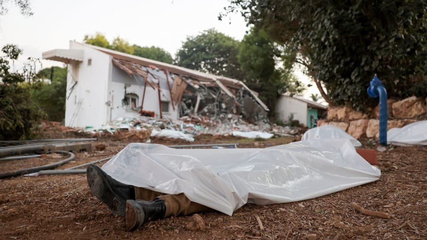 Eine Leiche im Kibbuz Be'eri im Süden Israels: Rund 10 Prozent der Bevölkerung wurden hier von der Hamas hingerichtet.